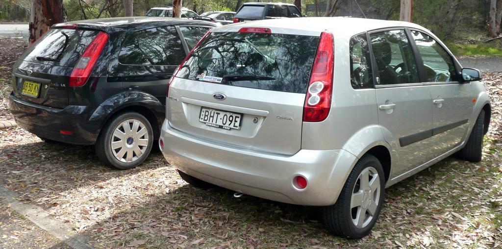 Ford Fiesta iskustva dva komada jedna pored druge od nazad