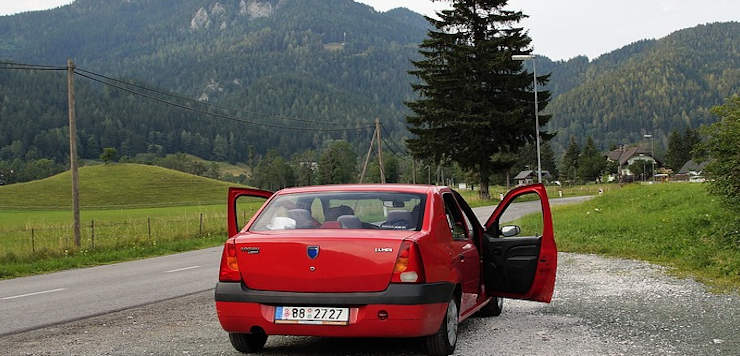 Dacia Logan automobil parkiran na ulici