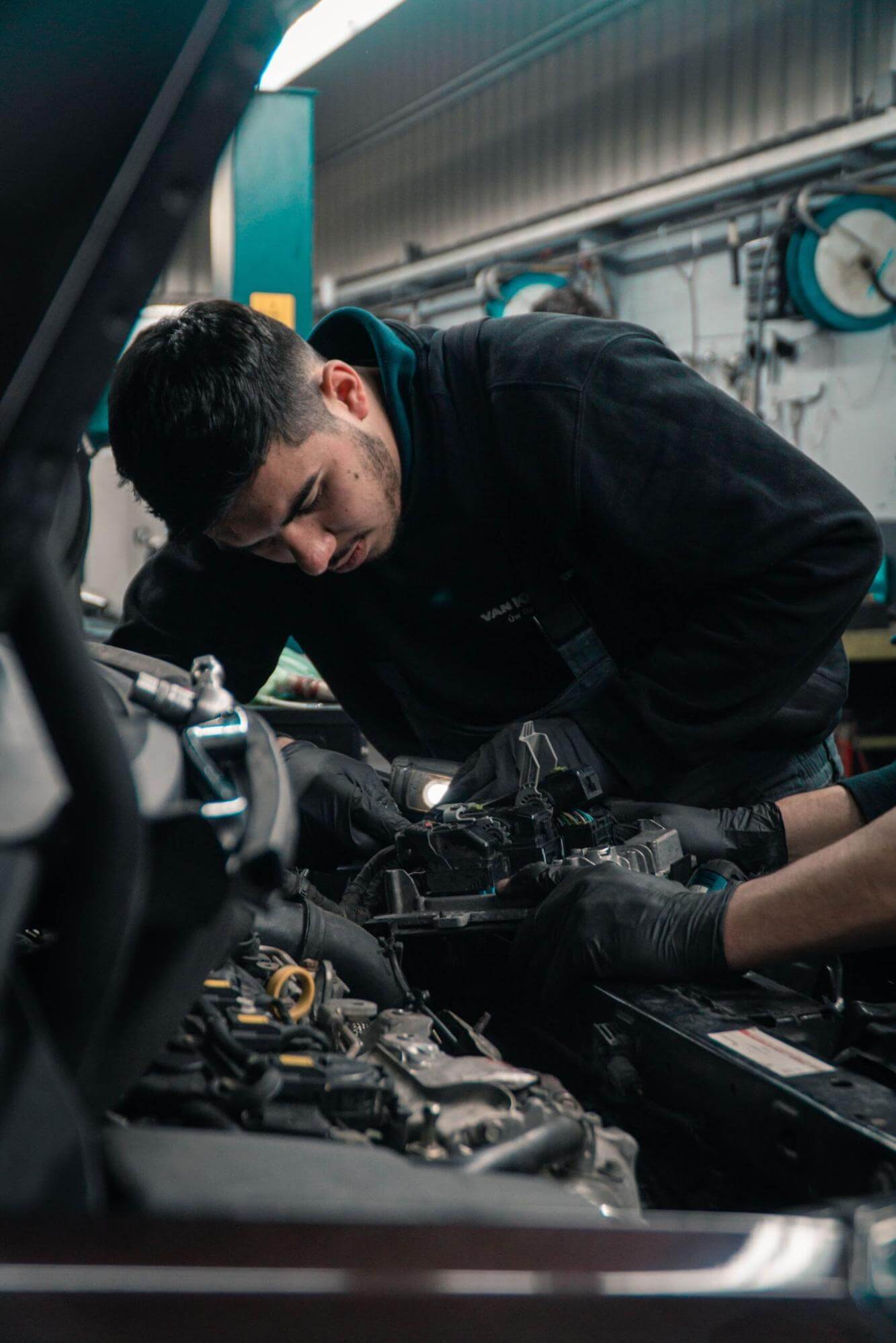 Auto mehaničar popravlja automobil